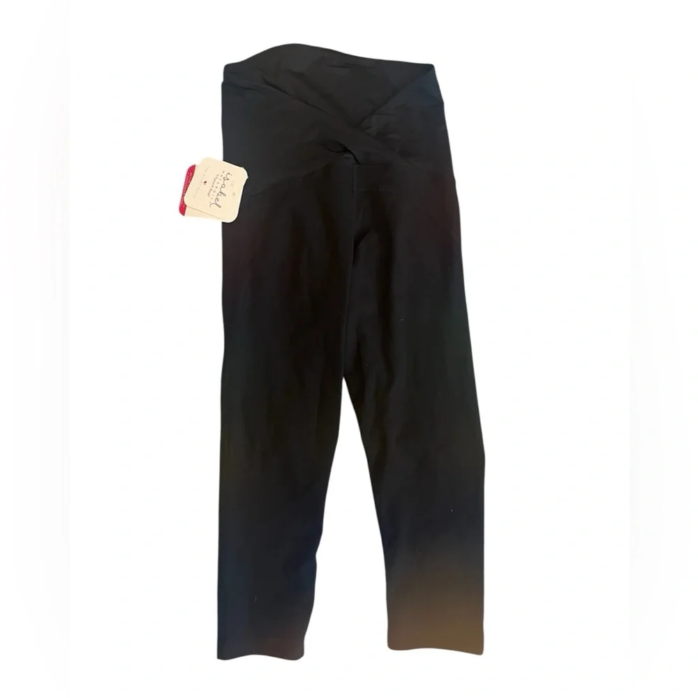 MATERNITY Ingrid & Isabel Black Crossover Panel Active Knee Capri Crop Leggings